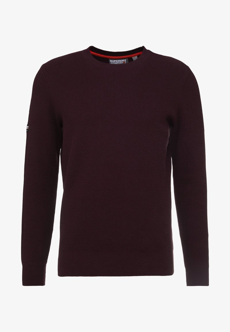 Pull tricoté bordeaux foncé à col rond avec manches longues et texture subtile, étiquette Superdry Company à l'intérieur du col.