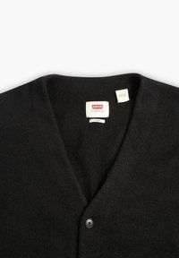 Černý kardiganový svetr vyrobený z měkké tkaniny, s designem ve tvaru V, s jedním knoflíkem na zapínání a s logem značky Levi's na krku.
