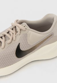 Nike Performance REVOLUTION 7 - Väglöparskor - college grey/black/phantom/mink/brown