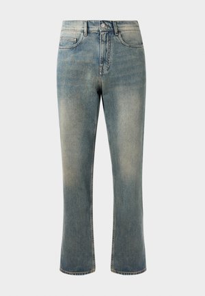 Jean en denim bleu clair avec une jambe droite, taille mi-haute et décoloration subtile. Comprend un style de poche classique et des coutures contrastées.