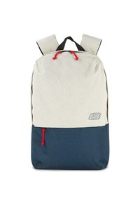 Mochila de tela gris claro con fondo azul oscuro, detalles en cuerda roja, correas de hombro acolchadas y un logo en la parte frontal.