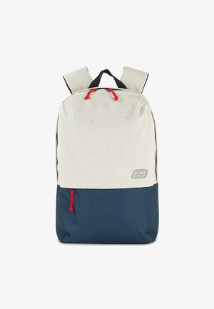 Mochila de tela gris claro con fondo azul oscuro, detalles en cuerda roja, correas de hombro acolchadas y un logo en la parte frontal.