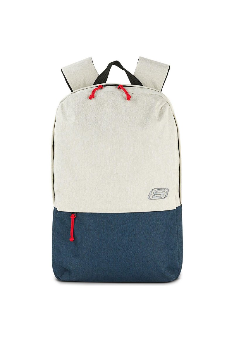 Mochila de tela gris claro con fondo azul oscuro, detalles en cuerda roja, correas de hombro acolchadas y un logo en la parte frontal.