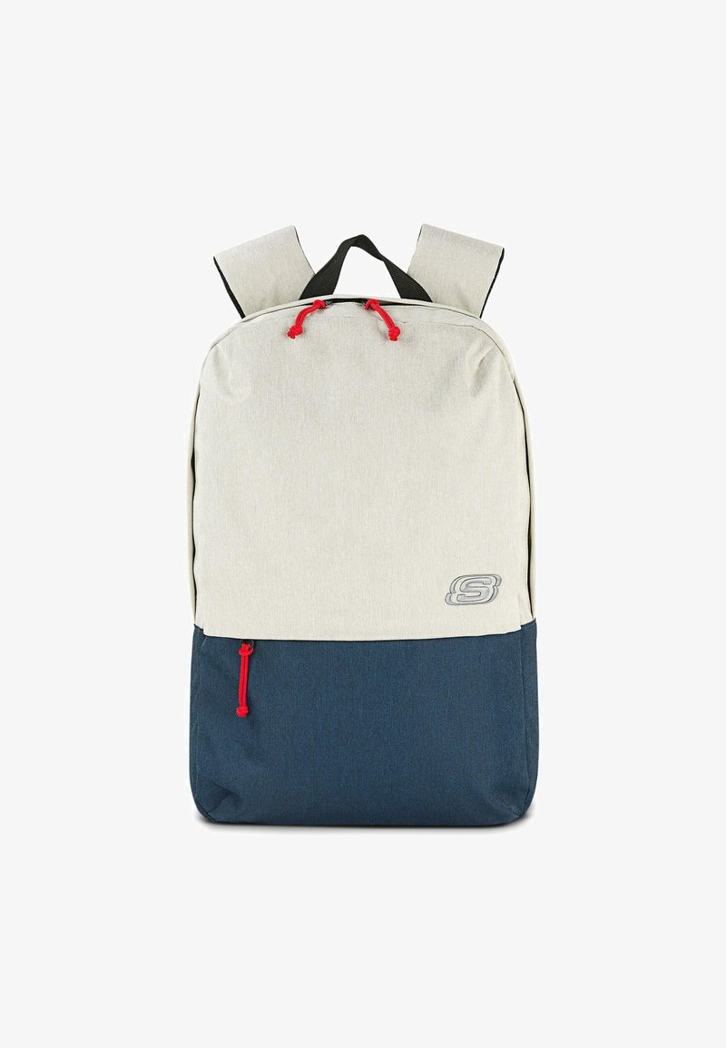 Mochila de tela gris claro con fondo azul oscuro, detalles en cuerda roja, correas de hombro acolchadas y un logo en la parte frontal.