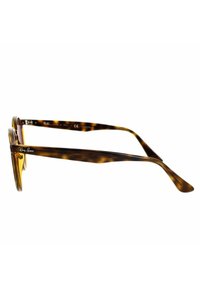 Sluneční brýle v želví skořápce s lesklým povrchem, s obdélníkovým rámem a štíhlými obroučkami. Logo Ray-Ban na straně obroučky.
