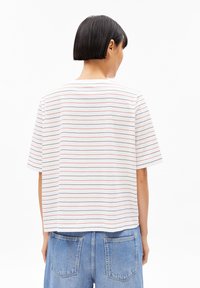 Striped t-shirt in white cotton with red and blue stripes. Short sleeves, round neckline, relaxed fit. Ends at hip length.