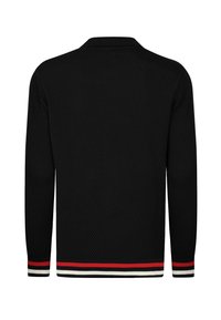 Musta kudum särk, millel on tekstuuritud meshiirmust, ribiga varruka- ja alumine äär punase ja valge triibuga. Klasikaline kaelusdisain.