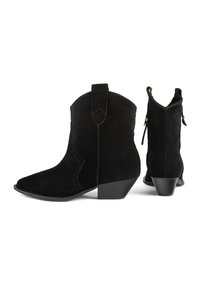 Botine de cowboy negre din suede, cu vârf ascuțit, toc înălțat, cusături decorative și tab de prindere pe spate. Textură netedă și design clasic.