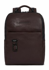 Brauner Leder-Rucksack mit glatter Textur, Reißverschluss-Schlüssen, einem oberen Griff und verstellbaren Riemen. Verfügt über Metallbeschläge und ein Logo.