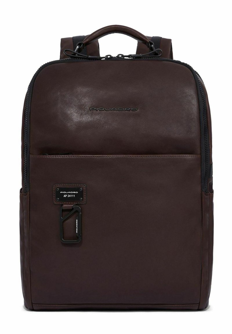 Brauner Leder-Rucksack mit glatter Textur, Reißverschluss-Schlüssen, einem oberen Griff und verstellbaren Riemen. Verfügt über Metallbeschläge und ein Logo.