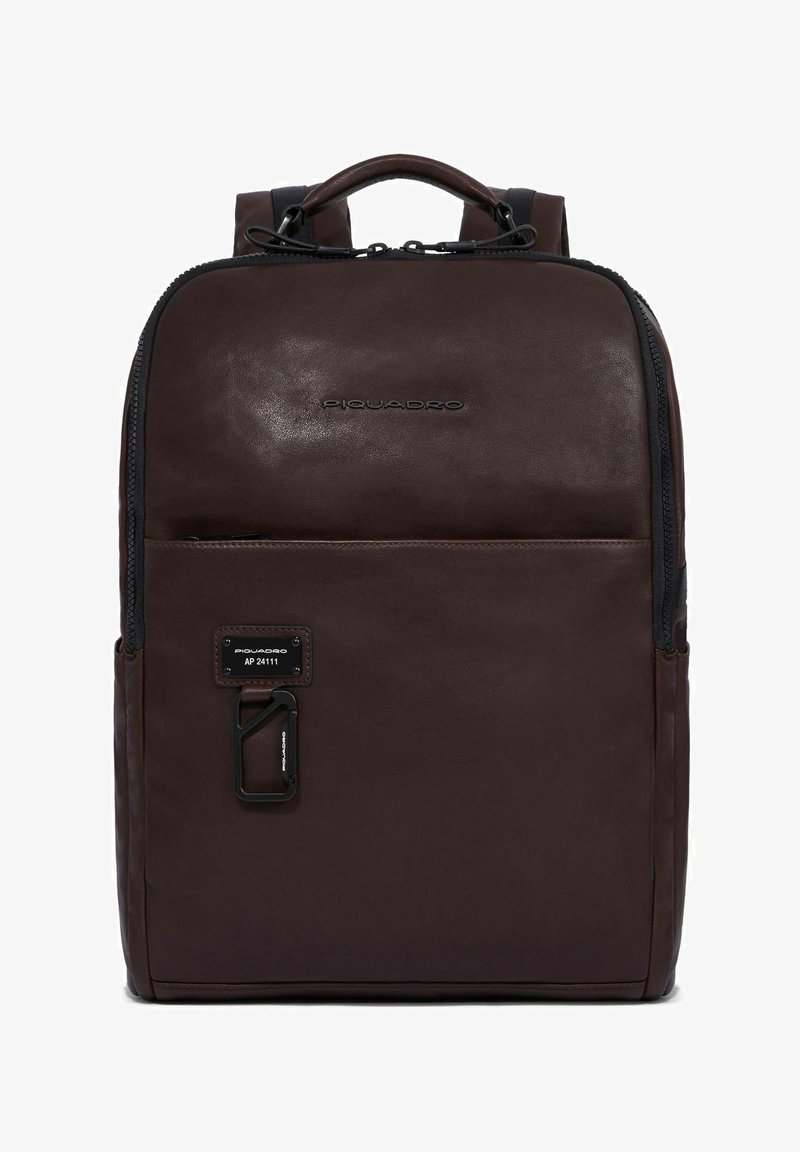 Brauner Leder-Rucksack mit glatter Textur, Reißverschluss-Schlüssen, einem oberen Griff und verstellbaren Riemen. Verfügt über Metallbeschläge und ein Logo.