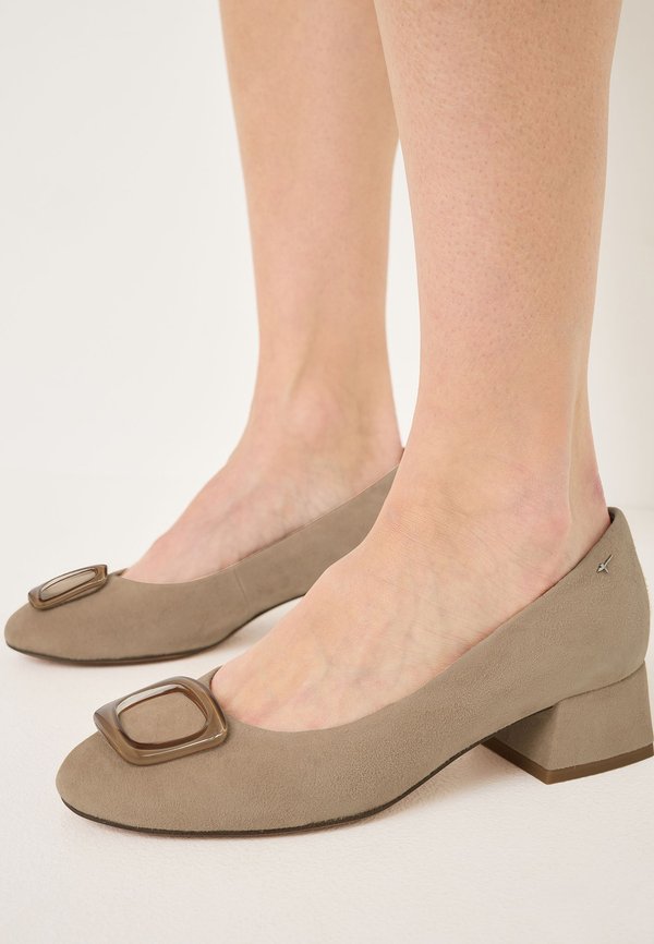 Pumps - tan