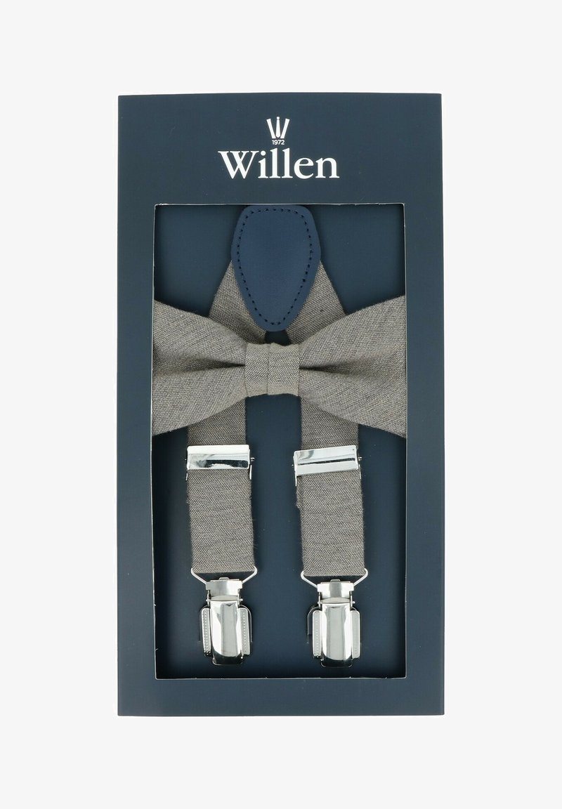 Graue Stofflatzhosen mit silbernen Metallclips, ergänzt durch eine passende Fliege und marineblaue Lederakzente, präsentiert in einer dunkelblauen Box.