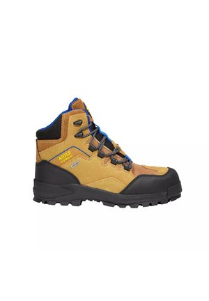Bota de trabajo alta marrón y negra con cordones azules y negros, suela gruesa, cuello acolchado en el tobillo y marca amarilla en el lateral.