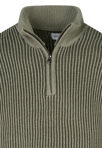 Gestrickter Pullover in Olivgrün mit hohem Kragen und halbhohem Reißverschluss; verfügt über eine vertikale gerippte Struktur und dezente helle Akzente.