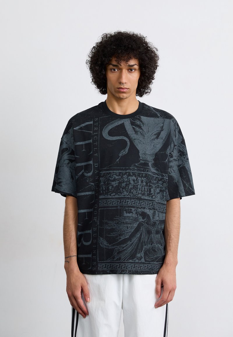 Sort kortærmet t-shirt med indviklede grå mønstre, herunder klassiske motiver og tekst, i en afslappet pasform.