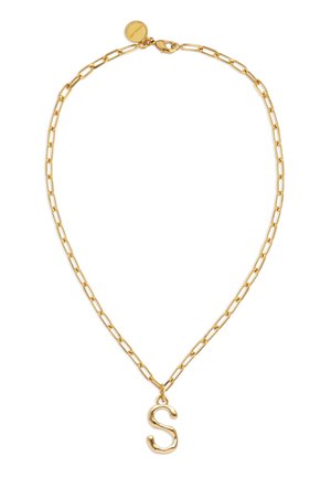 Collar de cadena de oro con eslabones alargados y un colgante en forma de la letra "S".