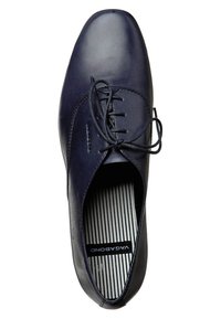 Chaussure habillée en cuir bleu marine avec un bout arrondi, design à lacets et semelle intérieure rayée. Texture lisse avec peu de coutures visibles.