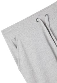 Pantaloni della tuta grigi in cotone con vita a costine, lacci regolabili e tasche laterali. Texture morbida e design semplice.