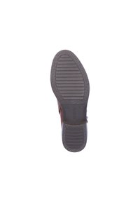 Chaussure en cuir marron avec une semelle en caoutchouc noir texturé. Dotée d'une fermeture éclair sur le côté et de détails nervurés sur la semelle pour une meilleure adhérence.