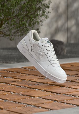 T CLIP SET 126 - Trainers - white