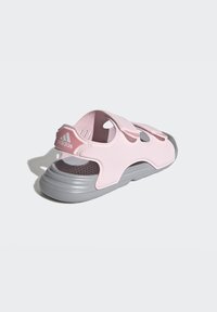 Sandalino rosa con tomaia in sintetico morbido, suola in gomma grigia, cinturini regolabili e fori di ventilazione per traspirabilità e comfort.