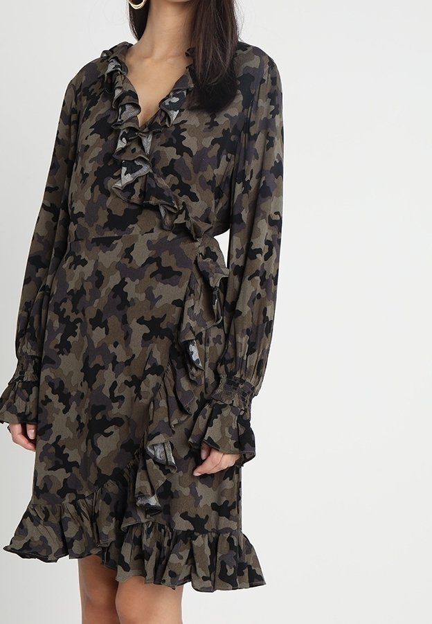 Šaty s maskáčovým vzorem v odstínech zelené a černé, s volánkovými detaily podél výstřihu a rukávů, s rozšířeným lemem.