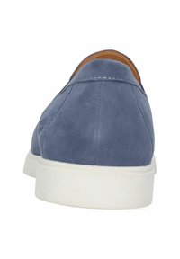 Blå mockaskor utan snörning med rund tå och vit gummisula, som har en slät yta och minimal sömdetalj vid hälen.