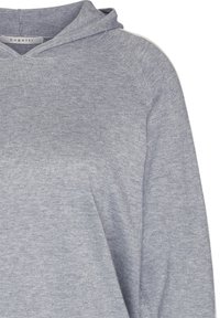 Huppari, joka on valmistettu pehmeästä kankaasta ja jossa on teksturoitu pinta. Varustettu kiristettävällä hupulla ja raglan-hihalla. Huomaamaton brändäys kaula-aukon kohdalla.