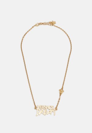 Collier chaîne en or avec pendentif "VERSACE DREAM" et breloque tête de Méduse sur un côté, présenté sur un fond blanc.