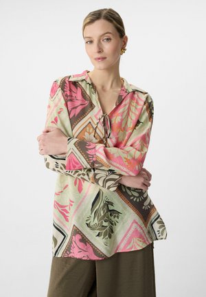 Bunt gemusterte Bluse aus leichtem Material. Sie verfügt über einen Kragen, eine halbe Knopfleiste und lange Ärmel mit knöpfbaren Manschetten.