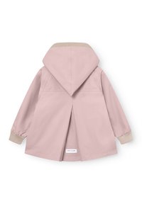 Lichtroze kinderjas met capuchon, beige geribbelde manchetten en kraag, een plooi aan de achterkant en een label met 'Mini A Ture Copenhagen' bij de zoom.