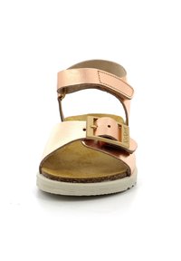 Sandalia de cuero color rosa dorado con una correa ancha, hebilla ajustable y una plantilla contorneada marrón; suela de goma beige ligera.