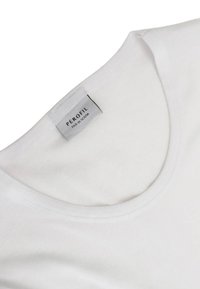 T-shirt bianca in cotone con scollatura rotonda. L'etichetta riporta "PEROFIL Filo di Scozia." Texture liscia con bordi cuciti con cura.