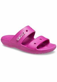 Rosa gummiskosandaler med dubbelt justerbara remmar och uttalade hål för ventilation. Texturerad fotbädd för grepp och komfort.
