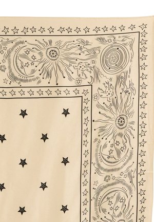 Tela color crema con diseños celestiales delineados en negro que incluyen estrellas, lunas y soles. Borde decorativo con patrones intrincados en todo el tejido.