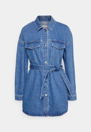 Blauwe denim overhemdjurk met lange mouwen, kraag, drukknoopsluiting voorop, borstzakken met klep en een gestrikte tailleband.