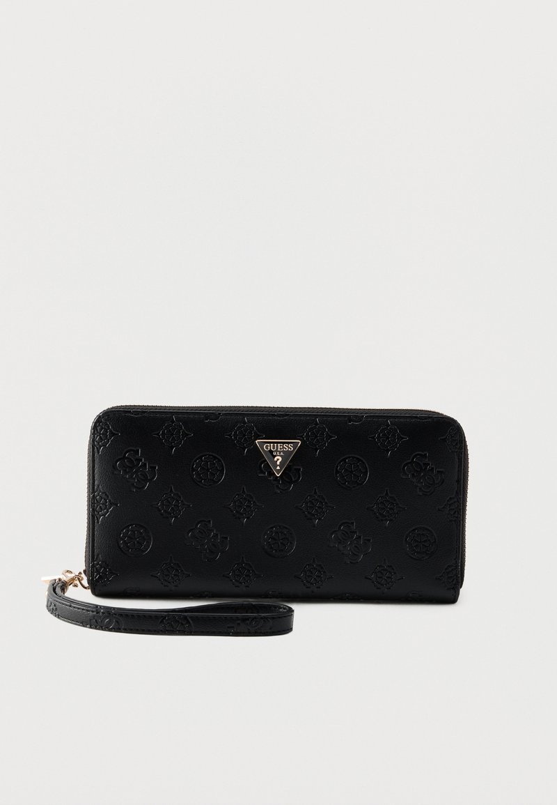 Portefeuille bracelet noir Guess avec fermeture éclair tout autour, motifs de logo en relief et emblème triangulaire en métal Guess à l'avant.