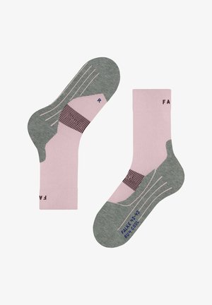 Paar rosa und graue Knöchelsocken mit gestreiften Details und dem Text ""FALKE 42-43 RUN COOL"" auf der Sohle.