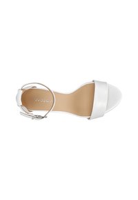 Witte hoge hak sandaal met een brede band over de tenen en een dunne enkelband. Gladde leren textuur en beige inlegzool met metallic logo detail.