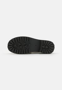 Monki Sapatos sem atacadores - white