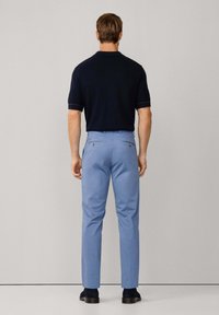 Laivaston lyhythihainen polo-paita, jossa on kontrastiväriset yksityiskohdat, yhdistettynä vaaleansinisiin housuihin, joissa on slim fit ja takataskut napeilla.