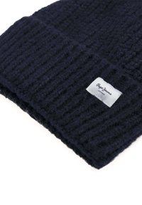 Gorro de punto navy con textura acanalada, que presenta una pequeña etiqueta gris con "Pepe Jeans London" cosida en el lateral.