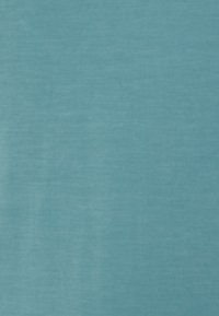 Tecido turquesa com uma textura suave e um ligeiro brilho, apresentando uma cor uniforme e sem padrões ou acentos visíveis.