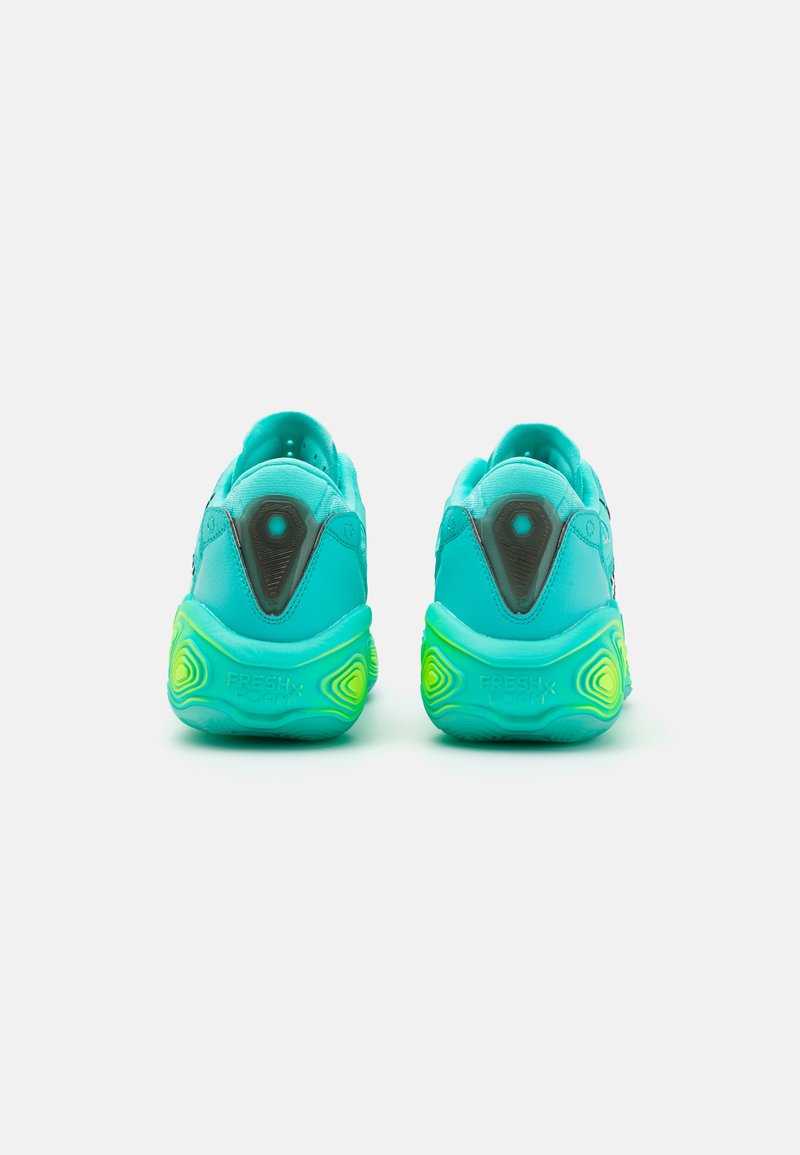 Türkise Sneaker mit strukturiertem Material, achteckigen Akzenten und einer leuchtend grünen Sohle. Besitzen eine abgerundete Form und eine gepolsterte Ferse.