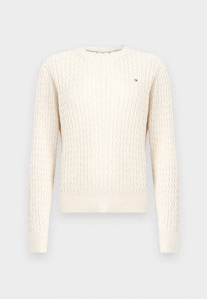 Svetlosivý sveter s dlhými rukávmi z priadze typu cable-knit, s okrúhlym výstrihom a malým logom na ľavej strane hrudníka, zobrazený na svetlosivom pozadí.