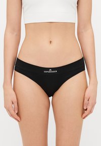 Chiloți de bikini din bumbac negru cu o talie largă. Prezintă logo-ul "COPENHAGEN" imprimat în alb pe partea din față. Textură netedă, design minimal.