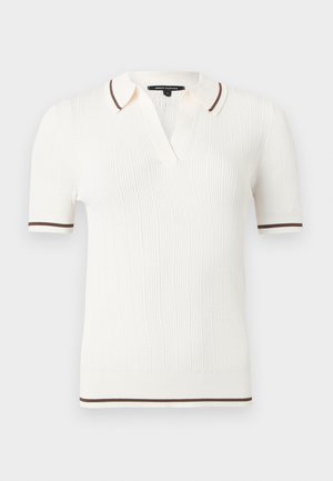 Hvid kortærmet ribstrikket poloshirt med brune kanter på krave, manchetter og kant, med en lille V-formet halsåbning.