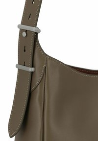 Braune Leder-Umhängetasche mit glatter Textur, ausgestattet mit einer gestickten Naht, verstellbarem Tragegurt und metallischen Hardware-Details.