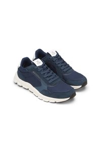 Baskets de sport bleu marine avec une tige en mesh et en daim, accents blancs, bout rond et semelle rembourrée. Présente un système de laçage et un détail de logo.